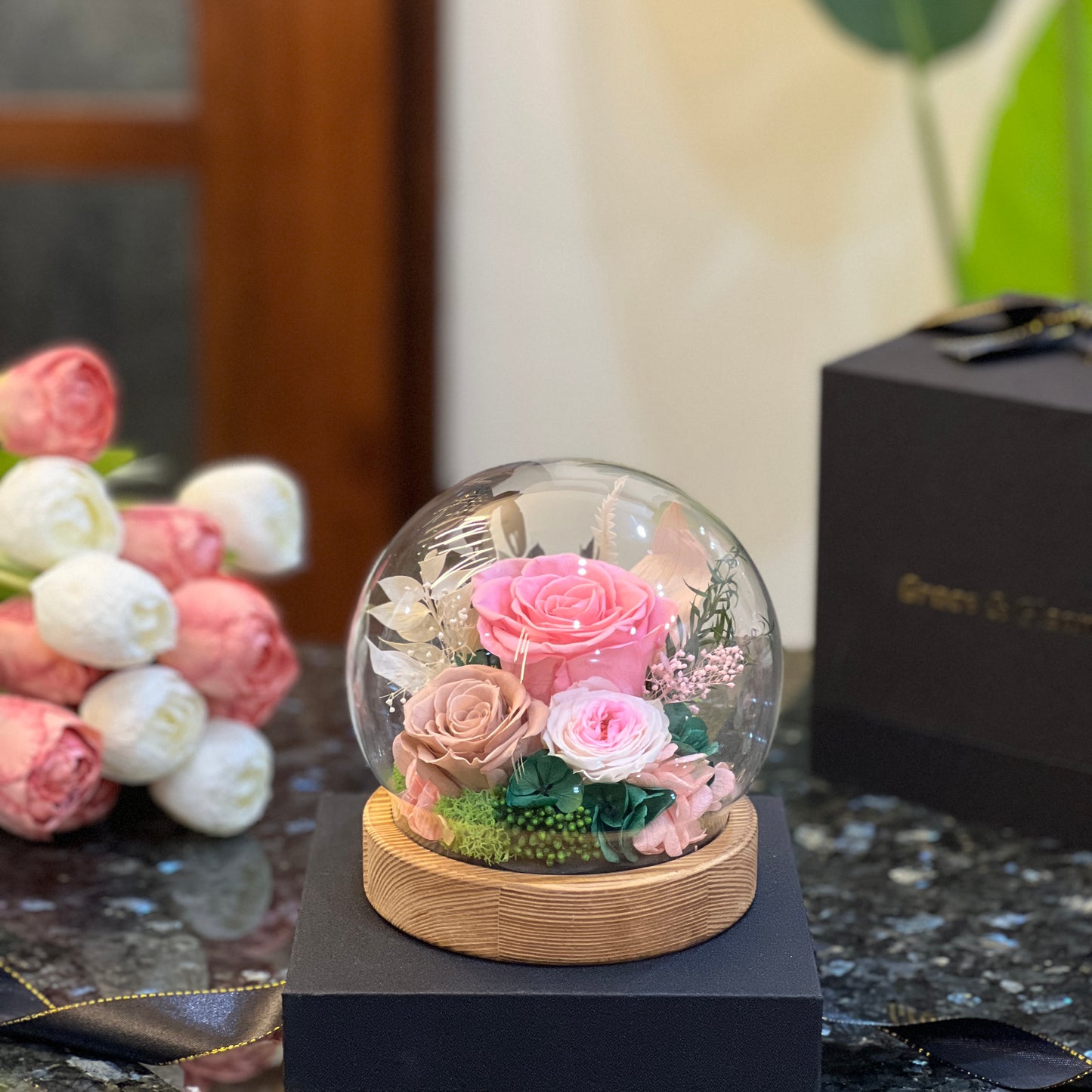 Forever Flowers Garden – Pink, preserved pink roses in a glowing glass dome