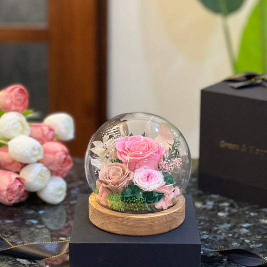 Forever Flowers Garden – Pink, preserved pink roses in a glowing glass dome